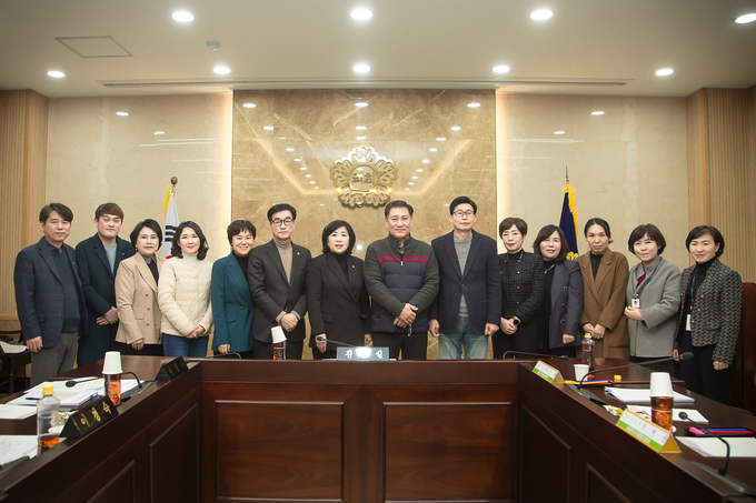 남양주시의회 복지환경위원회 소속 의원, 남양주자원봉사센터 및 노인복지관 관계자 기념촬영 모습. (사진=남양주시의회 제공)