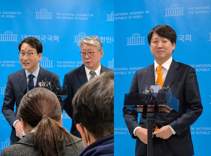 (왼쪽부터) 원칙과상식의 이원욱·조응천 의원과 이준석 개혁신당 대표는 6일 국회 소통관에서 각각 기자회견을 마친 뒤 기자들의 질문에 답하고 있다. (사진=김한별 기자)