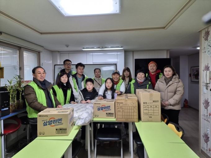 소미회봉사단이 가정형위탁기관 wee 훈산에 기부금과 생필품을 전달하고 기념사진을 찍고 있다. ( 사진 = 소미회봉사단 제공 )