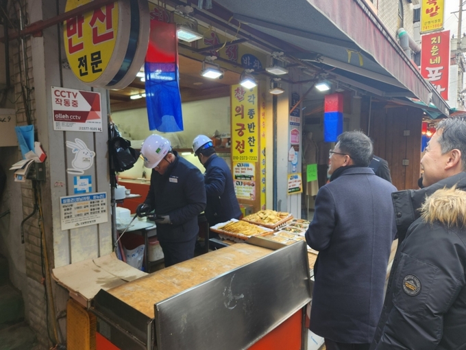 이상창 경기지방중소벤처기업청장이 남한산성시장에 방문해 전통시장 화재예방 캠페인을 실시하고 있는 모습. (사진=경기지방중소벤처기업청 제공)