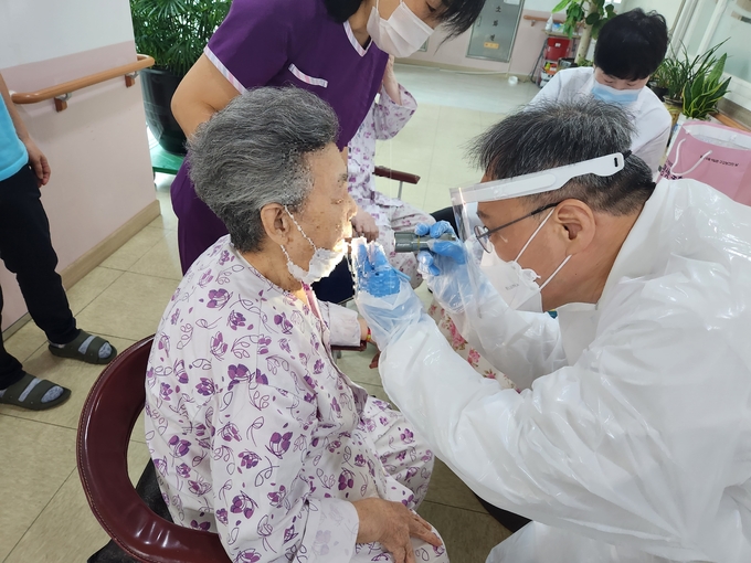 인천 동구가 전국 최초로 운영하고 있는 ‘취약계층 전담 순회 구강관리반’의 진료 모습. ( 사진 = 동구 제공 )