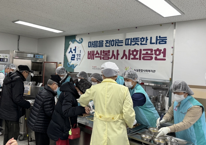 능실종합사회복지관에서 배식봉사를 진행 중인 인천경기지역본부 임직원. (사진=국민건강보험공단 인천경기지역본부 제공)