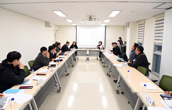 김경희 의장을 비롯해 이용운 , 이계철 의원이 새솔동 행정복지센터에서 열린 ‘새솔동 수변공원 경관용역 간담회’에 참석했다. (사진=화성시의회 제공)