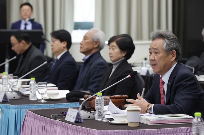 6일 서울특별시 송파구 방이동 올림픽파크텔에서 진행된 제28회 대한체육회 이사회에서 이기흥 대한체육회장이 발언하고 있다. (사진=연합뉴스)