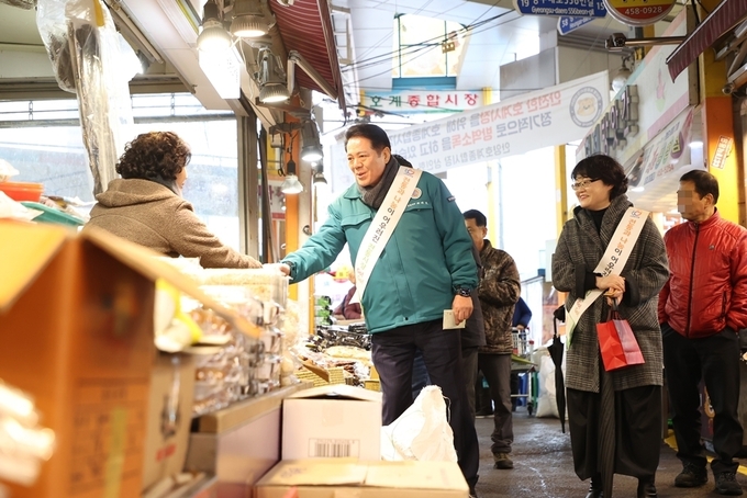 최대호 안양시장이 6일 호계시장을 찾아 상인들을 격려하고 있다. (사진=안양시 제공)
