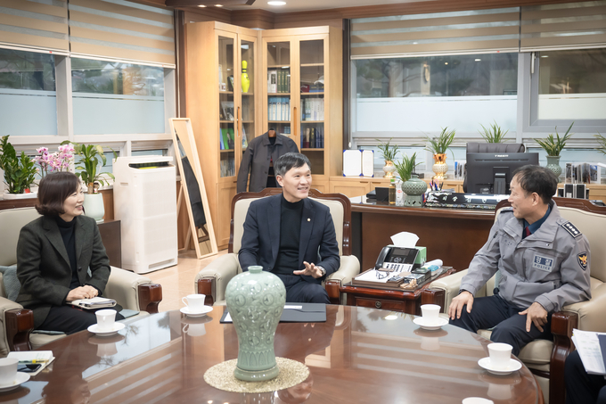 김현택(가운데) 남양주시의회 의장이 남양주시의회를 내방한 오지형 신임 남양주북부경찰서장을 접견하고 양 기관 간 상호협력 방안 등을 논의했다. (사진=남양주시의회 제공)