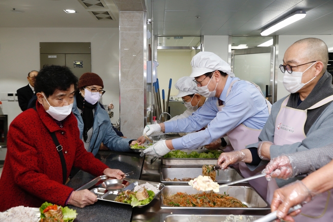 정명근 화성시장이 화성시정조효노인복지관을 방문해 경로당에서 어르신들에게 배식 봉사를 하고 있다. (사진=화성시 제공)