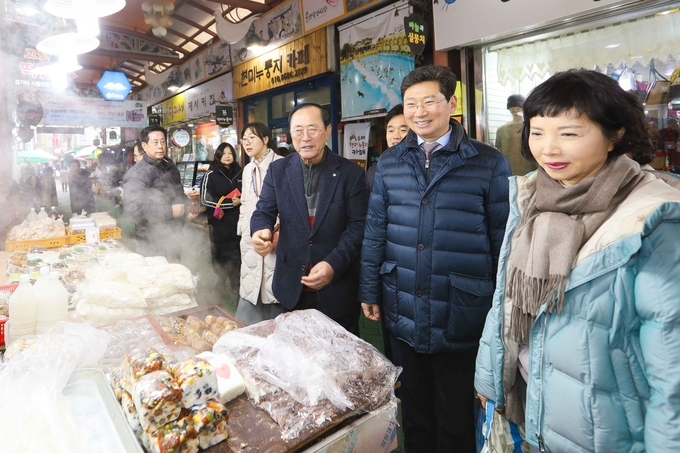 이상일 용인시장이 용인중앙시장을 찾아 시민들에게 명절 인사를 건내고 있다. (사진=용인시 제공)
