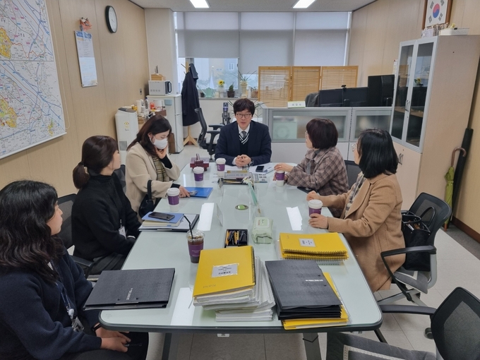 김포교육지원청 지역문자해득심사위원회에서 최종 학력인정 여부를 심사하고 있다. (사진=김포교육지원청 제공)