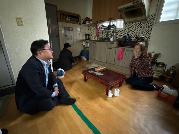 황규섭 용인 기흥구청장이 설 명절을 앞두고 취약계층 어르신 가정을 방문했다. (사진=용인 기흥구청 제공)<br>
