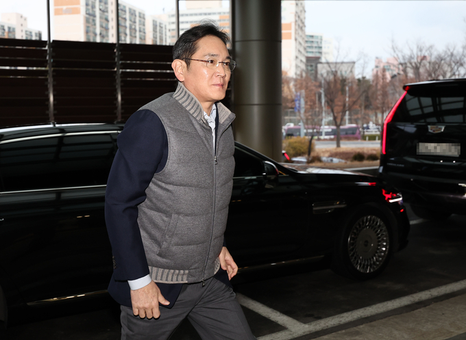 지난 6일, 출국을 위해 서울 강서구 서울김포비즈니스항공센터에 들어서고 있는 이재용 삼성전자 회장. (사진=연합뉴스 제공)