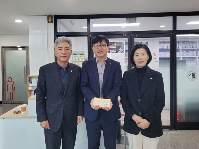 7일 군포시의회 이길호 의장(사진 왼쪽)과 신경원 부의장(사진 오른쪽)이 군포남자중장기청소년쉼터를 방문해 위문품을 전달하고 있다. (사진=군포시의회 제공)