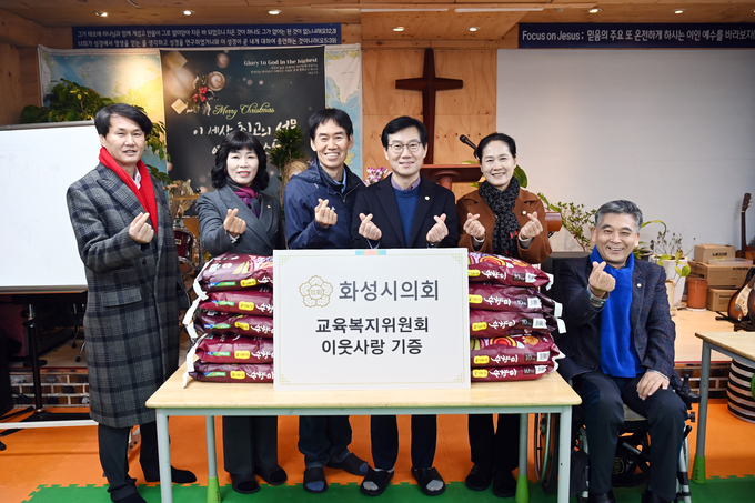 화성시의회가 설 명절을 앞두고 관내 사회복지시설 3개소를 찾아 선물을 전달하는 온정을 나눴다. (사진=화성시의회 제공)