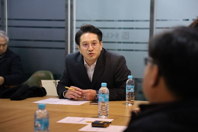 전용기 의원이 지난 6일 동탄 6동 중흥S클래스 에코밸리 도서관에서 문화디자인밸리 발전협의회와 간담회를 가졌다.(전용기 의원 사무실제공