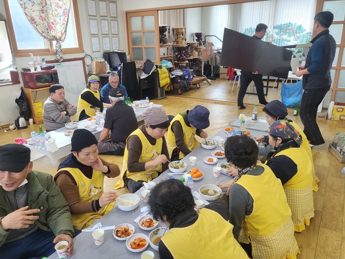 가평군 상면 덕현리 부녀회가 어르신 30여 명을 초청해 떡만둣국 나눔 봉사활동을 진행하고 있다. (사진=가평군 상면 행정복지센터 제공)