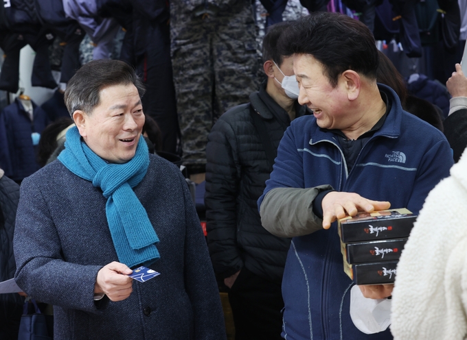 박승원 광명시장은 지난 6일 광명전통시장을 방문해 지역화폐카드와 온누리상품권으로 직접 물건을 구매하며 명절 물가를 살피고 지역 상인을 격려했다. (사진=광명시 제공)