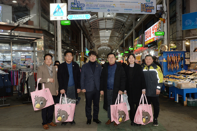 오산시의회, 설 명절 맞이 오색시장 장보기 행사. (사진=오산시의회 제공)