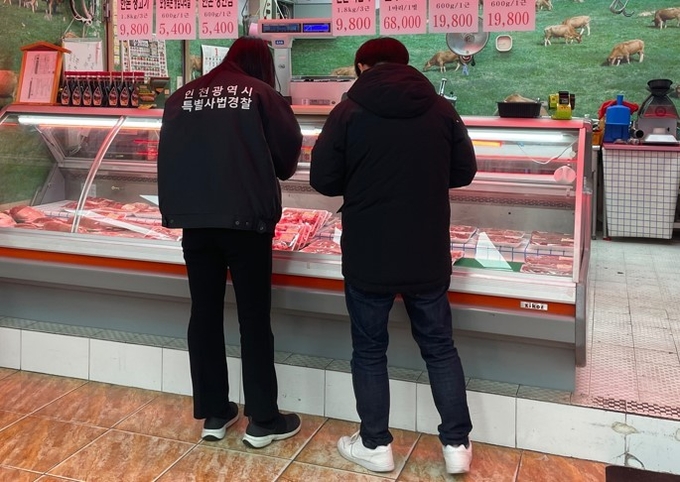 인천시 특별사법경찰이 한 축산물 판매업소를 단속하고 있다. ( 사진 = 인천시 제공 )