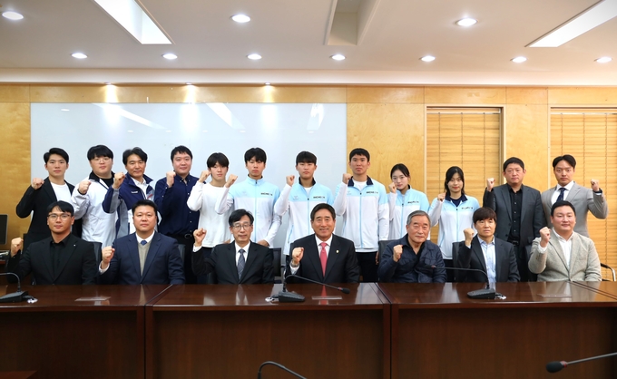 박노준 안양대 총장(앞줄 가운데)이 안양대 스포츠단 선수들과 함께 지난해 '제104회 전국체육대회' 출전에 앞서 선전을 다짐하고 있다.(사진=안양대 제공)