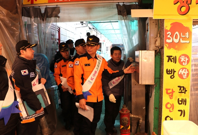 장재성 안양소방서장이 7일 박달시장에서 화재 예방 캠페인을 하고 있다. (사진=안양소방서 제공)