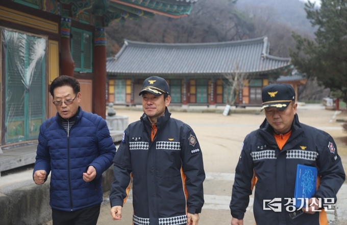 안성소방서에서 관내 청룡사를 방문하여 현장 행정지도를 실시하고 있다. (사진=안성소방서 제공)