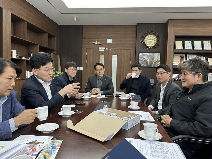 지난 5일 부천 모던씨앤비 방문한 정만기 부회장(왼쪽에서 두번째). (사진=한국무역협회 제공) 