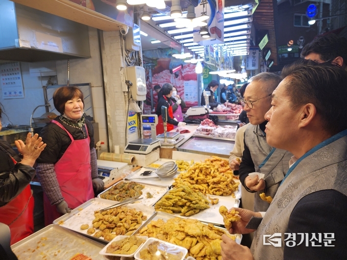  7일 유인촌 문화체육관광부 장관과 이재준 수원시장이 못골종합시장에서 상인을 만나고 있다. (사진= 박진석 기자)