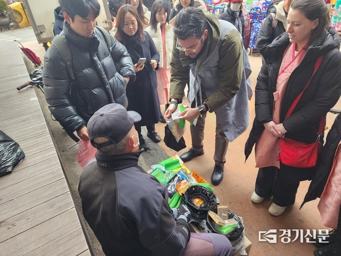  7일 파브리치오 페라리 씨가 못골종합시장에서 물건을 구입하고 있다. (사진=박진석 기자)