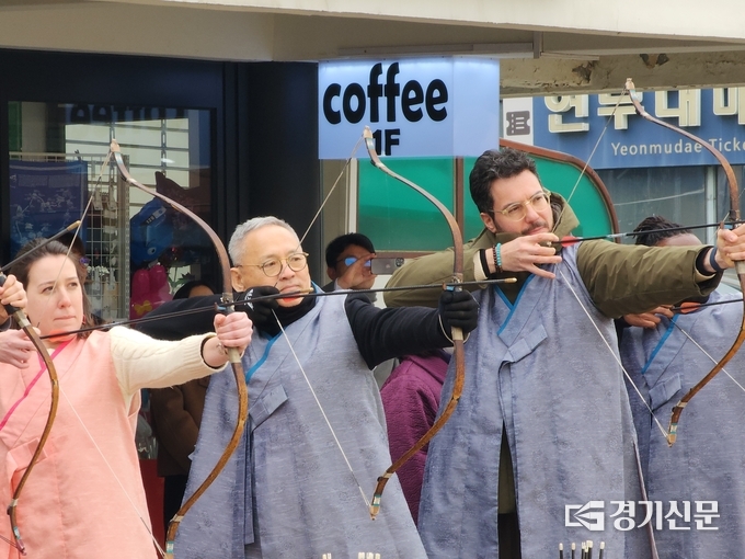 7일 유인촌 문화체육관광부 장관이 수원 화성행궁 국궁장에서 활쏘기 체험을 하고 있다. (사진=박진석 기자)