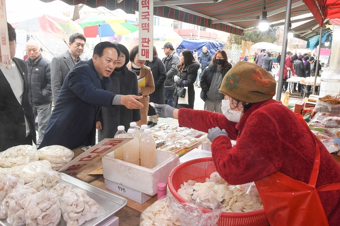 이권재 오산시장 설맞이 전통시장 장보기 행사로 민생현장 소통. (사진=오산시 제공)