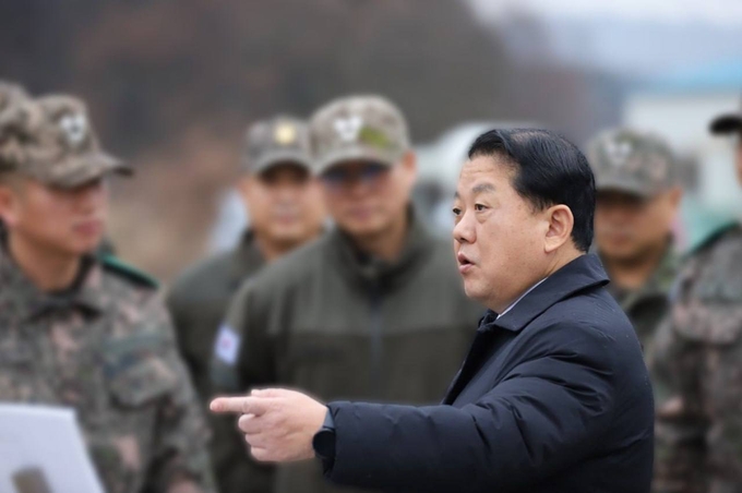 더불어민주당 김병주 의원이 군부대를 방문해 관계자들로부터 현장 설명을 듣고 있다.(사진=김병주 의원실 제공)