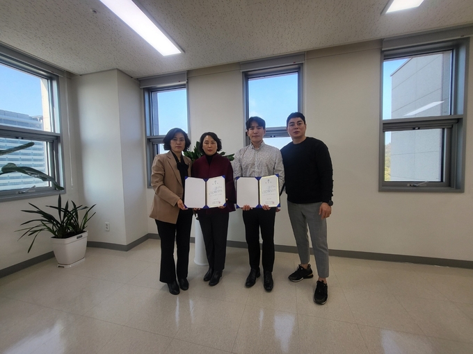 이번 을지대 최고경영자과정 GAMP를 맡은 곽지영 책임교수(왼쪽에서 두 번째)와 김주연 책임교수(왼쪽에서 세 번째). ( 사진 = 을지대학교 제공 )