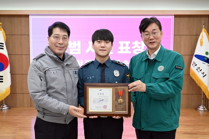  시민이 잃어버린 현금을 다시 찾아준 고성주 순경이 표창장을 수여한 모습. (사진=안산시 제공)