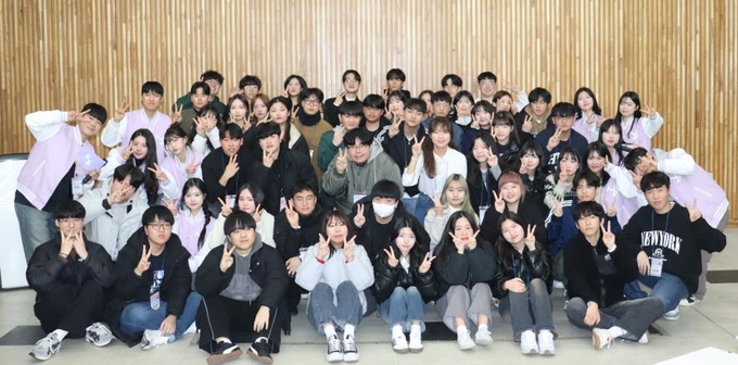 한우리와 함께하는 24학번 캠퍼스 투어 참가자들이 단체 사진을 찍고 있다. (사진=한신대학교 제공)