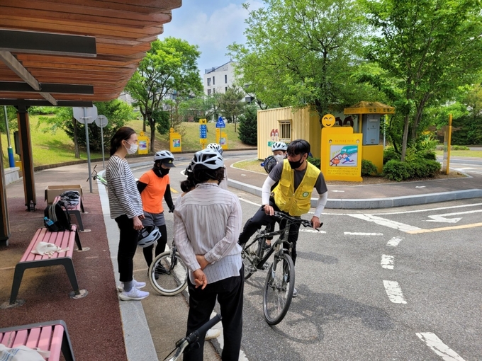 .시민들을 대상으로 자전거 안전교육을 실시하고 있다. (사진=과천시 제공)<br>
