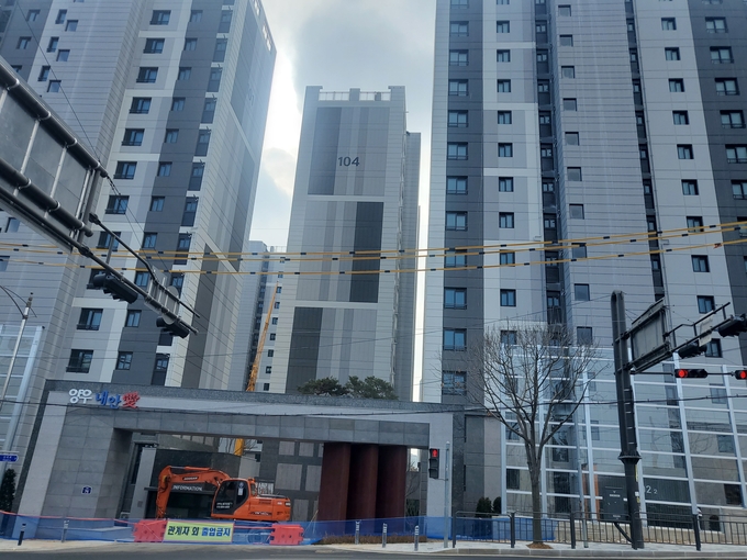 건축법 위반으로 입주가 지연되고 있는 고촌지역주택조합 아파트 진 출입로가 중장비와 출입 금지라는 현수막이 걸려 있다. (사진=천용남기자)