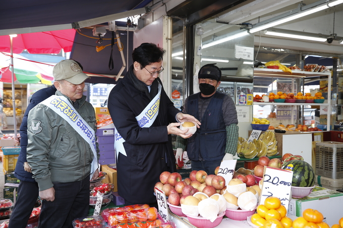 정명근 화성시장이 설 명절을 앞둔 지난 8일 조암시장을 방문해 민생 경제를 살폈다. (사진=화성시 제공)
