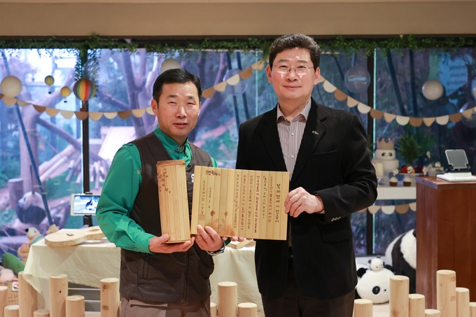 (왼쪽부터) 강철원 사육사와 이상일 용인시장이 푸바오의 '용인 푸씨 특례명예시민 증서'를 들고 있다. (사진=용인시 제공)<br>
