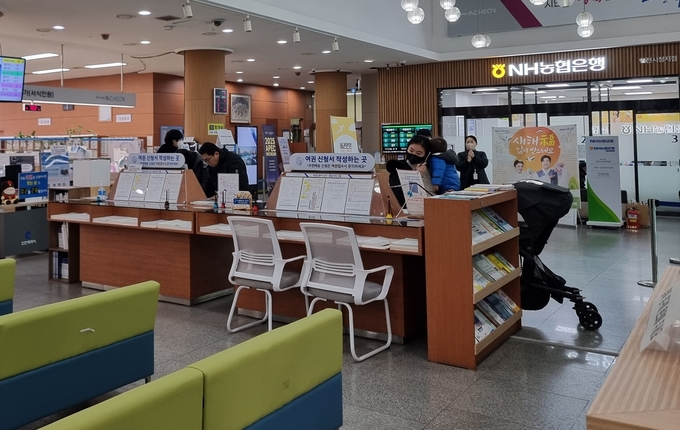 지난 7일 오전 10시쯤 방문한 인천시청 민원실은 여권 신청서를 작성하는 시민들로 가득했다. ( 사진 = 김민지 기자 )