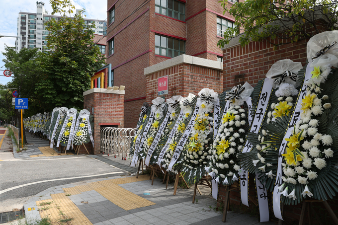  극단적 선택으로 세상을 떠난 고(故) 이영승 교사를 추모하는 화환. (사진=연합뉴스 제공)