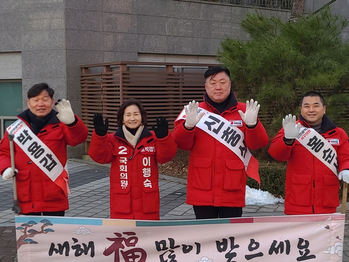 이행숙 국민의힘 서구을 예비후보와 서구 시의원들이 검단중앙시장에서 상인 및 시민들과 인사를 나누고 있다. ( 사진 = 이행숙 예비후보 제공 )