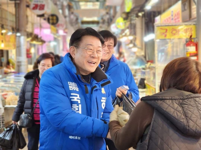 허종식 더불어민주당 동구미추홀구갑 예비후보가 재래시장을 찾아 상인들과 명절 인사를 나누고 있다. ( 사진 = 허종식 예비후보 제공 )
