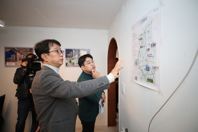 지난 8일 서울 구로구 소재의 반지하를 활용한 청년 창업 공간을 방문한 박상우 국토교통부 장관이 시설을 둘러보고 있다. (사진=국토교통부 제공)