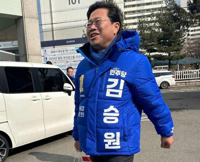 지난 8일 김승원(민주·수원갑) 국회의원이 수원 정자1동 환경관리원 쉼터에 전달할 ‘사랑의 반찬’을 배달하고 있다. (사진=김승원 의원 선거사무소 제공)
