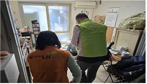 주택관리공단 경기지사 산본주몽1주거행복지원센터 관계자가 명절 음식 나누기 행사를 펼치고 있다. (사진=주택관리공단 경기지사 제공)