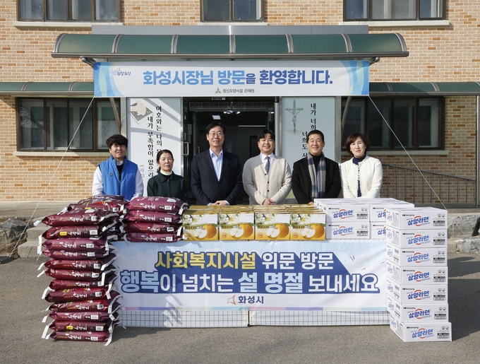 정명근 화성시장이 정신요양시설 ‘은혜원’을 방문해 백미, 배즙, 라면 등 후원물품을 전달했다. (사진=화성시 제공)