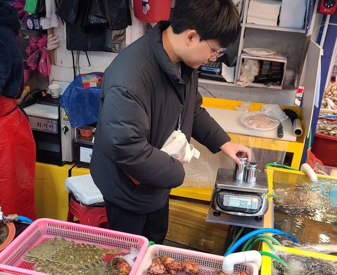 인천 남동구가 소래어시장에서 계량기 점검을 실시하고 있다. ( 사진 = 남동구 제공 )