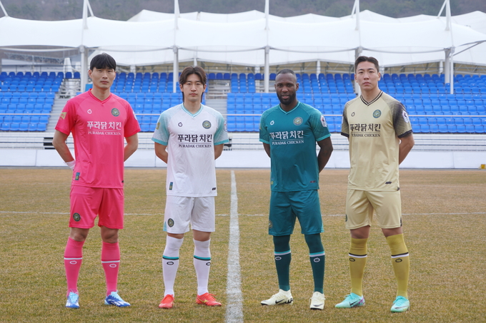 프로축구 K리그2 김포FC가 2024시즌 유니폼을 공개했다. (사진=김포FC 제공)