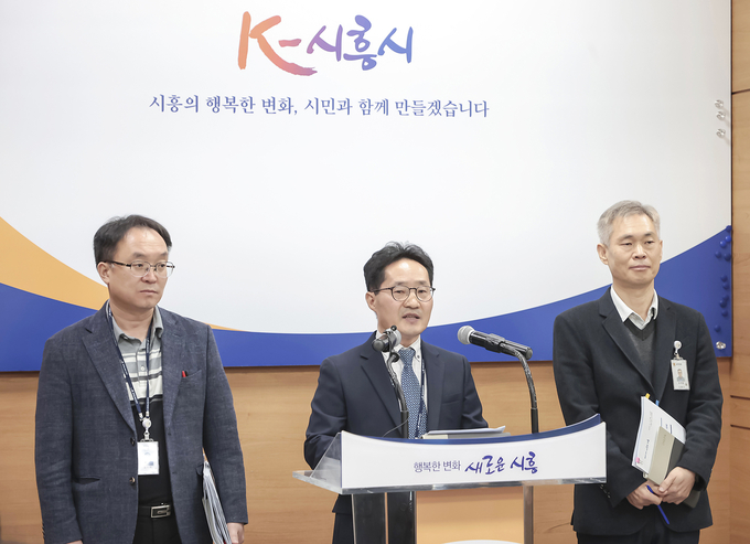 백종만 경제국장은 13일 시청 브리핑룸에서 언론브리핑을 열고, ‘시민이 잘사는 시흥’을 목표로 한 경제 활성화 종합 계획을 발표했다.(사진=김원규 기자).