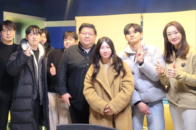 안양대 실용음악과 김민주 학과장(맨 오른쪽)과 학생들이 일본 대학생을 위한 'K-POP 체험 프로그램'을 준비를 마치고 기념사진을 찍고 있다. (사진=안양대 제공)
